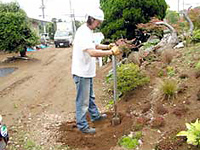 バイナルフェンスの施工方法/垂直に穴を掘る