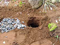 バイナルフェンスの施工方法/砕石を入れる