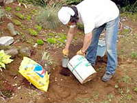 バイナルフェンスの施工方法/モルタルを入れる