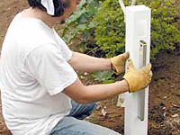 バイナルフェンスの施工方法/垂直の確認