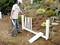 バイナルフェンスの施工方法/ピケットを差込む