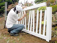 バイナルフェンスの施工方法/上端レールとピケットの取り付け