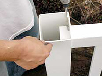 バイナルフェンスの施工方法/レールの固定