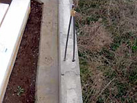 バイナルフェンスの施工方法/アンカー上部を固定