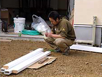 バイナルフェンスの施工方法/ガムテープ貼りと水抜き穴